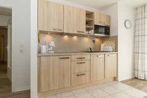 Kylskåp, mikrovågsugn, spishäll och diskmaskin