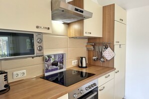 Een koelkast, een microgolfoven, een oven, een kookplaat