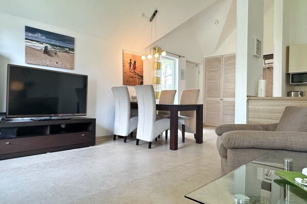 Televisie, een open haard, een dvd-speler en een stereo