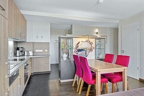 Fridge, microwave, oven, stovetop - Dachgeschosswohnung in Strandnähe mit Sauna, Zwei Balkonen und Tollem Ausblick (Nordseebad Wremen)