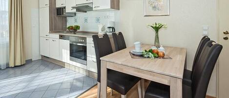 Køleskab, mikrobølgeovn, ovn, kogeplade