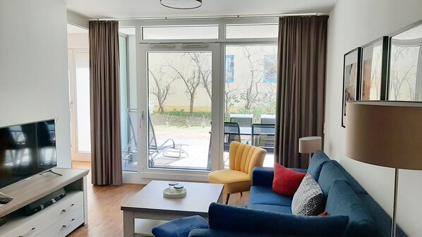 テレビ、暖炉、書庫、ステレオ