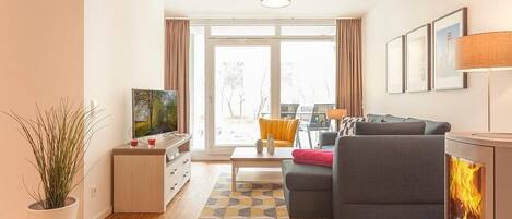 TV, peis, bøker og stereoanlegg