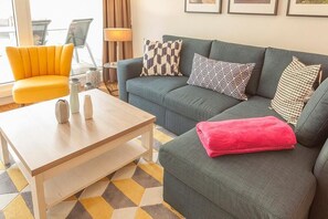 テレビ、暖炉、書庫、ステレオ