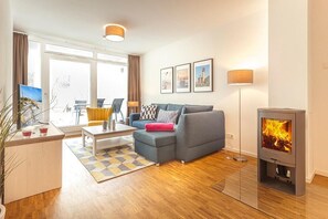 テレビ、暖炉、書庫、ステレオ