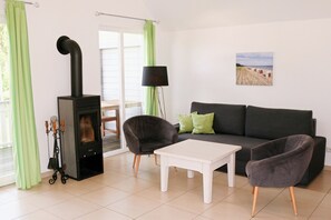 Een televisie, een open haard, een dvd-speler en boeken