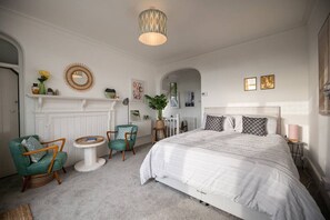 1 室のベッドルーム、デスク、WiFi