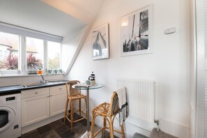 冷蔵庫、電子レンジ、オーブン、コーヒー / ティーメーカー