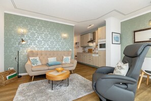 Fernseher, DVD-Player, Bücher, Stereoanlage