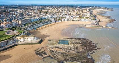 Period Townhouse w/ garden in Central Broadstairs