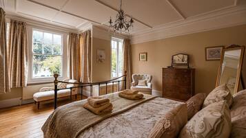 5 bedrooms, desk, iron/ironing board, travel crib