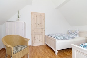 2 bedrooms, free WiFi - Great vacation home with infrared sauna, fireplace and south-facing terrace - 700 m to the beach! (Ostseebad Glowe)