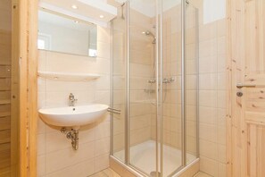 Bathroom - Great vacation home with infrared sauna, fireplace and south-facing terrace - 700 m to the beach! (Ostseebad Glowe)
