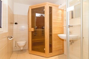 Bathroom - Great vacation home with infrared sauna, fireplace and south-facing terrace - 700 m to the beach! (Ostseebad Glowe)