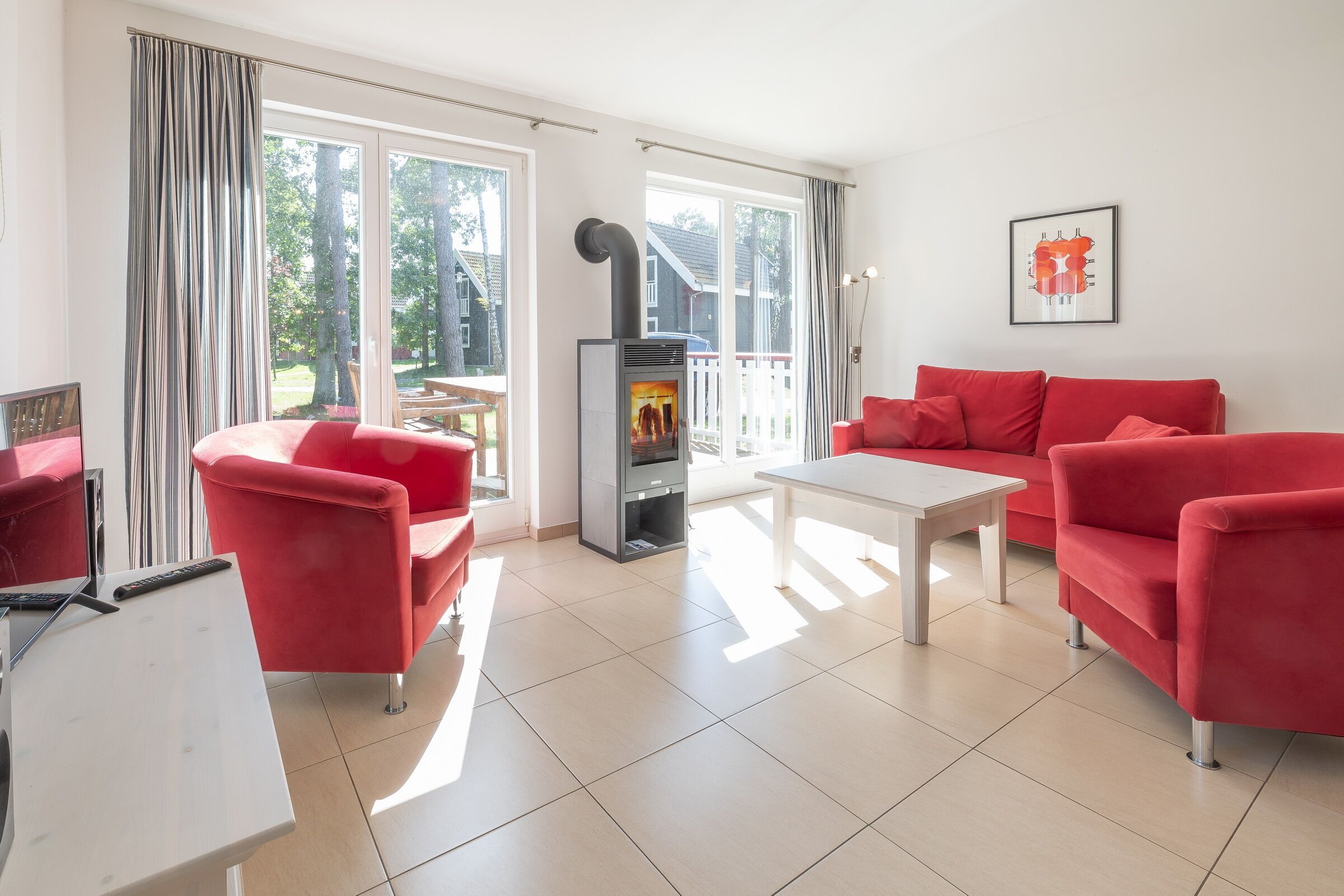 壁炉、书、立体声音响