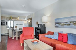 TV, fireplace, stereo - Strandnahe Ferienwohnung mit Sauna und Schönem, Überdachten Balkon mit Ausblick (Nordseebad Wremen)