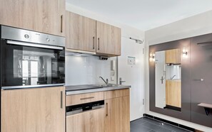 Fridge, oven, stovetop, dishwasher - Strandnahe Ferienwohnung mit Sauna und Schönem, Überdachten Balkon mit Ausblick (Nordseebad Wremen)