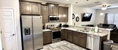 Réfrigérateur, four, plaque de cuisson, cafetière/bouilloire