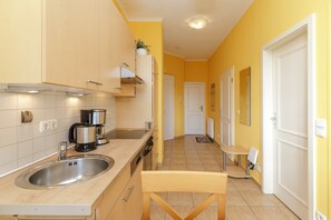 Køleskab, mikrobølgeovn, ovn, kogeplade