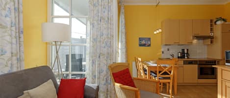 Televisio, DVD-soitin, pöytätennispöytä, kirjoja