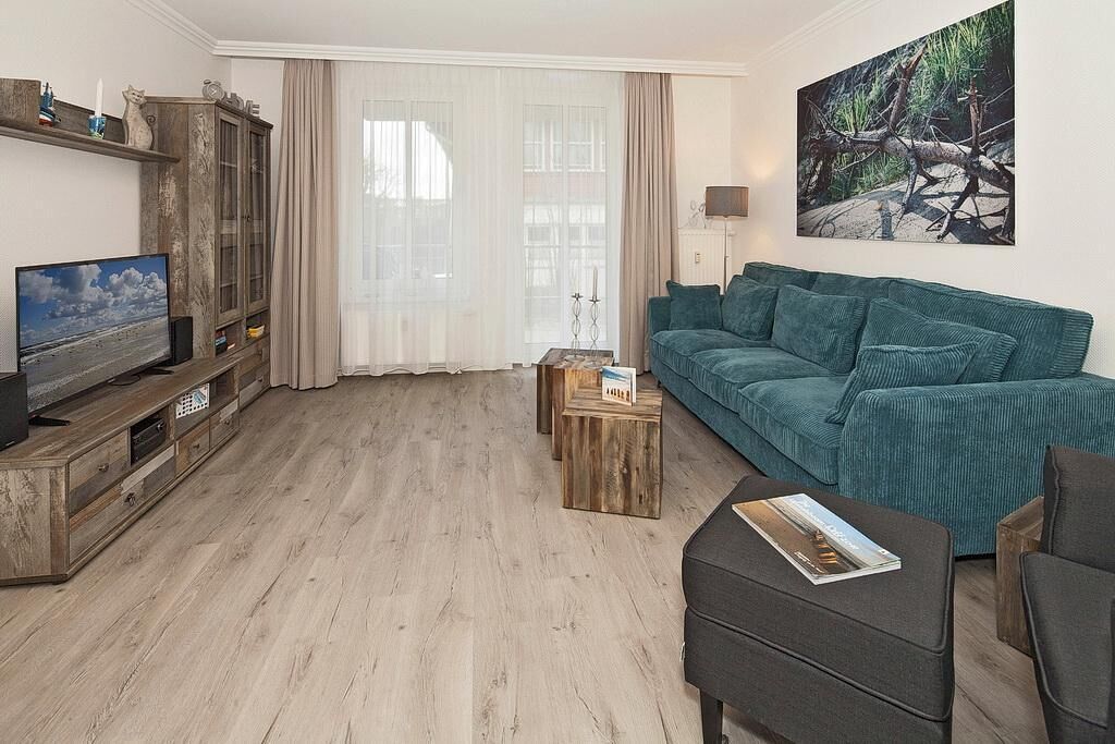 Fernseher, DVD-Player, Bücher, Stereoanlage