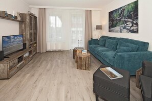 TV, DVD player, books, stereo - Hübsche Ferienwohnung mit Balkon und Blick ins Grüne Zwischen Meer und See (Bansin)