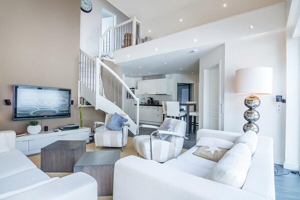 Fernseher, Bücher, Stereoanlage