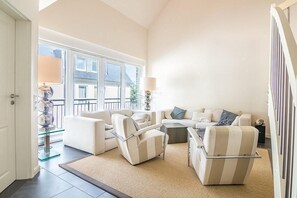 Fernseher, Bücher, Stereoanlage