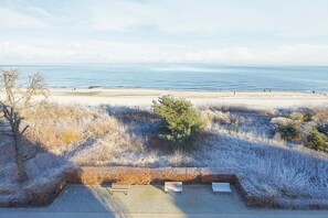 På stranden
