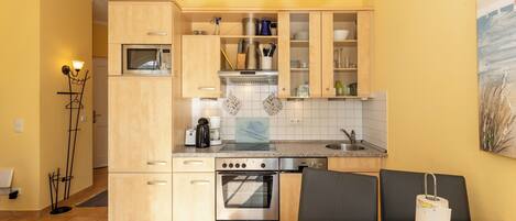 ثلاجة، ميكروويف، فرن، موقد طهي مسطح