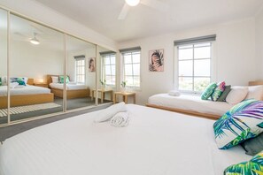 3 bedrooms, desk, iron/ironing board, travel cot - Unbeatable Location: Ideal for groups & families. (Brunswick)