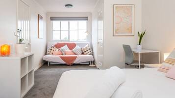 3 dormitorios, escritorio, tabla de planchar con plancha y cuna de viaje