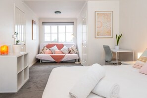 3 slaapkamers, een bureau, een strijkplank/strijkijzer, reisbedje