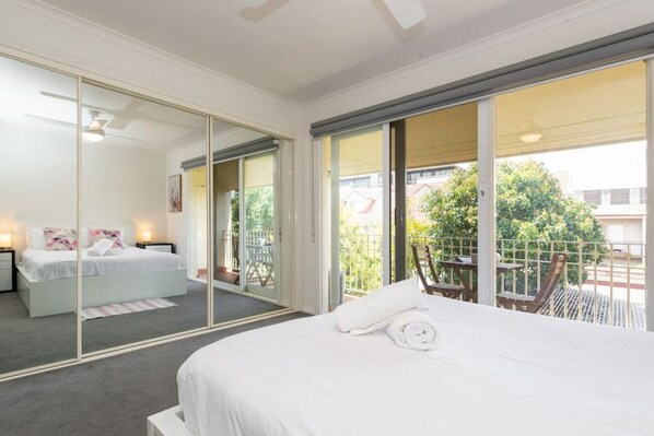 3 habitaciones, escritorio y tabla de planchar con plancha