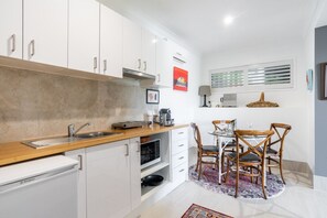 Fridge, microwave, coffee/tea maker, toaster - Contemporary Studio in the heart of Paddington (Paddington)