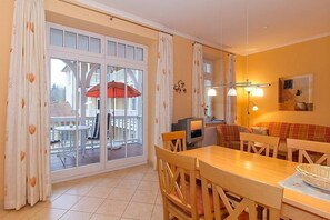 TV, DVD player, stereo - Schöne Ferienwohnung an der Ostsee mit Balkon Inkl. Saunabereich & Pool im Haus! (Ostseebad Kühlungsborn)