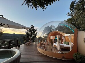 A transparent dome with a bed and a wooden deck. - Zion Bubble Glamping (Urubici)