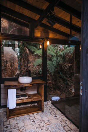 Cabaña de lujo | Baño | Ducha, cabezal de ducha tipo lluvia, secador de pelo y jabón