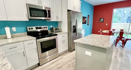 The Arcade House: private arcade, fully-fenced backyard, close to downtown