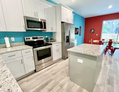 The Arcade House: private arcade, fully-fenced backyard, close to downtown