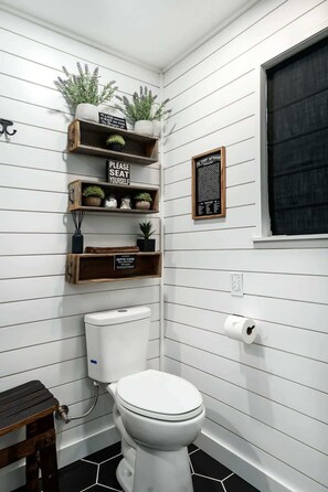 Badewanne, Haartrockner, Handtücher