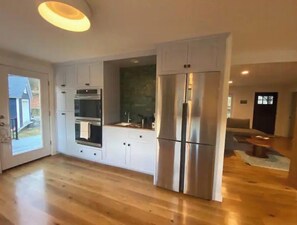 Refrigerador, microondas, horno, placa de cocina
