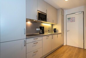 Frigorifero, microonde, piano cottura, lavastoviglie