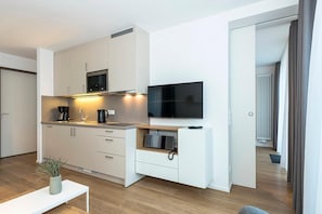 Fridge, microwave, stovetop, dishwasher