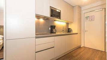 Mikrowelle, Herdplatte, GeschirrspĂŒler