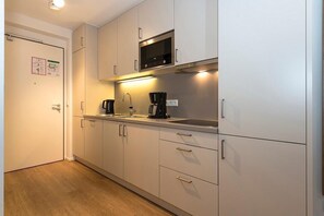 Kühlschrank, Mikrowelle, Herdplatte, Geschirrspüler