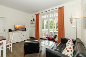 Télévision, lecteur de DVD, livres, chaîne hi-fi