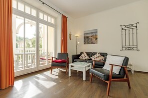 Televisie, een dvd-speler, boeken en een stereo