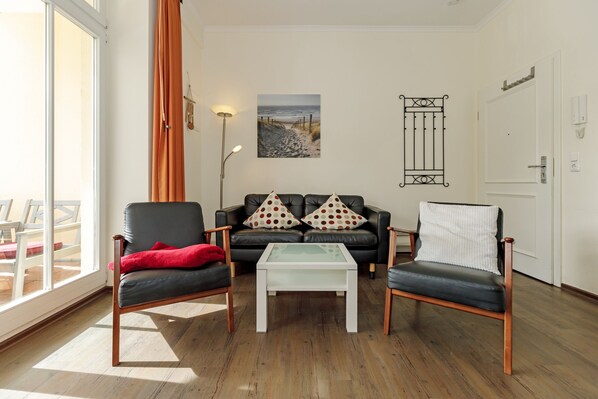 Télévision, lecteur de DVD, livres, chaîne hi-fi