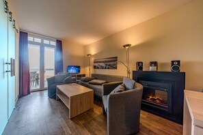Televisión, chimenea y estéreo